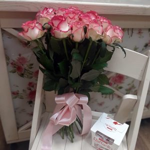 15 бело-розовых роз в Чернигове фото