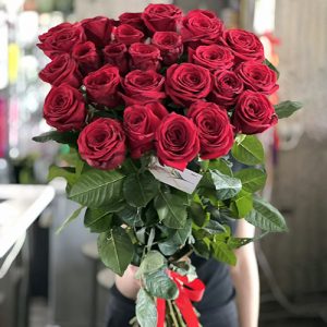 фото букета 35 червоних троянд