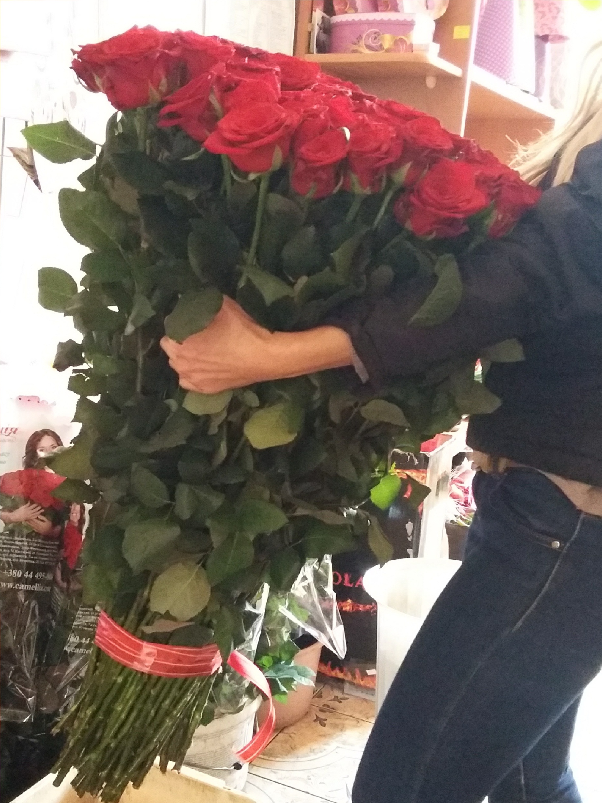 Огромный букет длинных роз