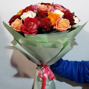 51 разноцветная роза в Чернигове фото