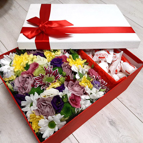 цветы и сладости в коробке
