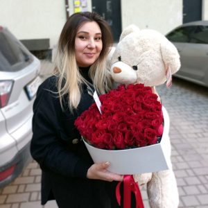 Великий плюшевий ведмедик і червоні троянди в коробці фото