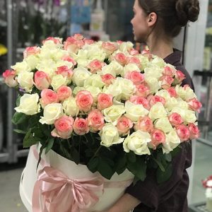 капелюшна коробка 101 біла та рожева троянда в Чернігові фото