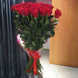25 високих імпортних троянд в Чернігові фото