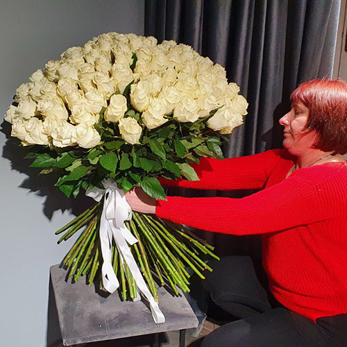 великий букет імпортних білих троянд фото